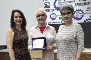 На «Тракторных заводах» наградили волонтёров, которые помогают бойцам