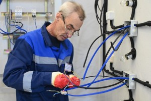 Российские работодатели стали чаще искать возрастных электриков и разнорабочих