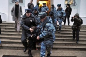 Активисты движения общежитий Москвы приковали себя наручниками к перилам в Департаменте жилищной политики