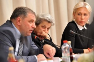 На 50% беднее