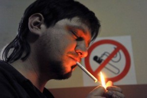 Россияне ждут возвращения курительных комнат в аэропорты