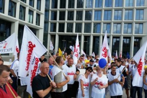 Работники "Почты Польской" провели пикет в центре Варшавы