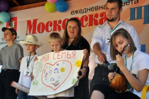 Депутат смотрит на матерей с оптимизмом