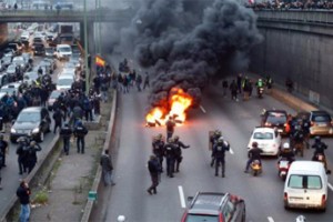 Париж в чаду покрышек