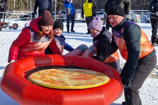 «Весенний разгуляй» на ЧТЗ: профсоюз объединил заводчан в проводах зимы