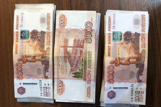 Мужчины в России зарабатывают на 40 тыс. рублей больше женщин