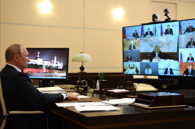 Путин потребовал, чтобы до 15 мая все медработники получили апрельские выплаты