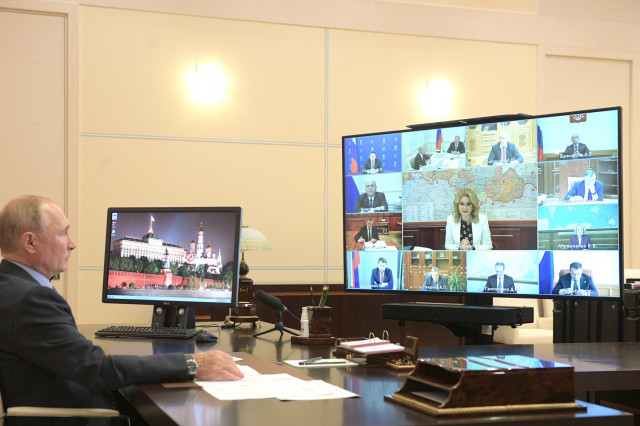 Путин объявил о продлении коронавирусных выплат медикам