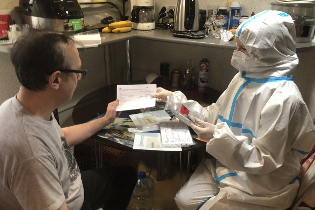 Песков назвал приоритетом зарплаты медиков