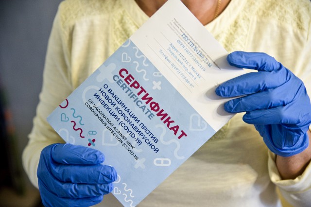 Путин поручил предоставить два выходных для вакцинации от COVID-19