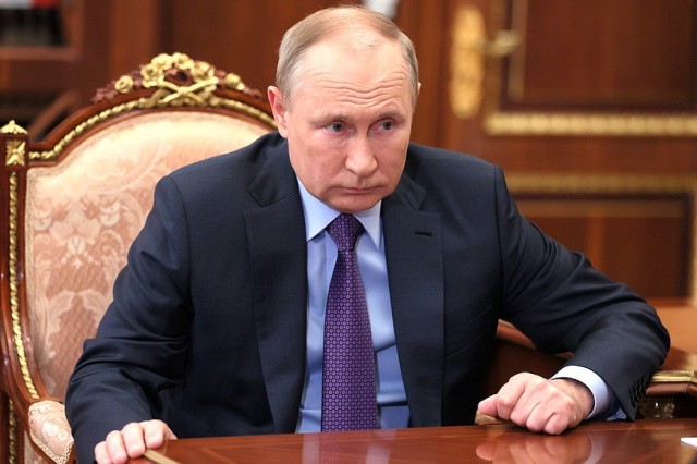 Путин подписал закон об электронном документообороте в трудовой сфере