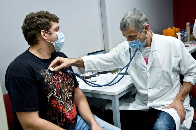 Минтруд предложил продлить ковидные выплаты медикам