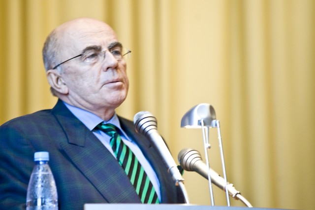 Александр Запесоцкий предъявил иск к газете «КоммерсантЪ»