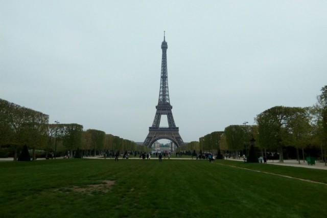 Французские фермеры заблокировали дороги у Эйфелевой башни Французские фермеры заблокировали дороги у Эйфелевой башни