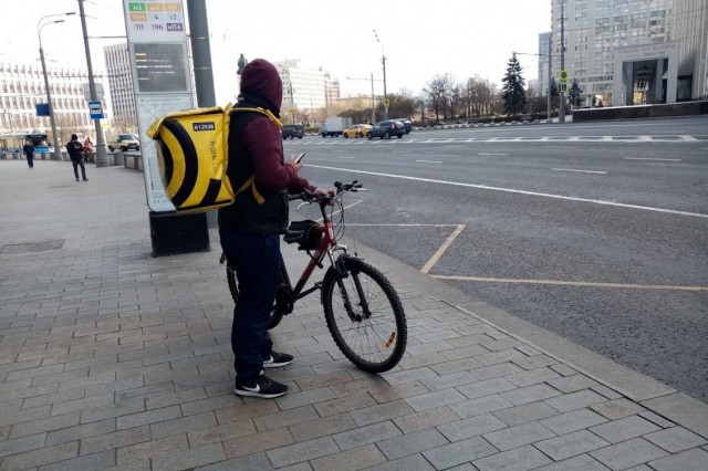В среднем курьеры зарабатывают больше квалифицированных специалистов