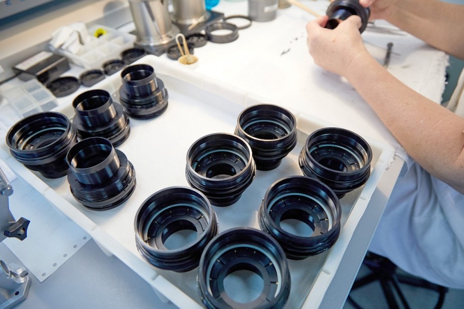 Знаменитые объективы «Зенит» и «Гелиос» выпускают на КМЗ им. Зверева: ручная сборка диафрагмы