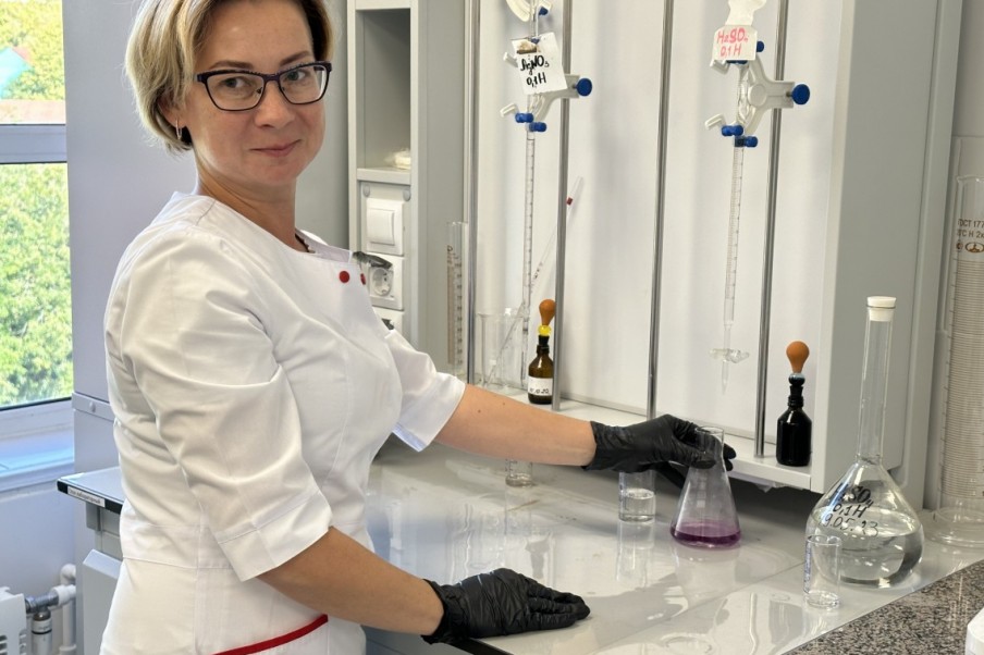 Качество продукции колхоза имени Ленина тщательно контролируется в лаборатории