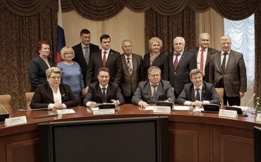 Игорь Холманских обсудил с профлидерами планы повышения минимальной зарплаты