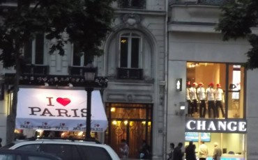 Модным магазинам во Франции разрешили работать по воскресеньям