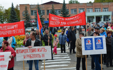 Сотни работников свинокомплекса Пермский на митинге потребовали смены арендатора