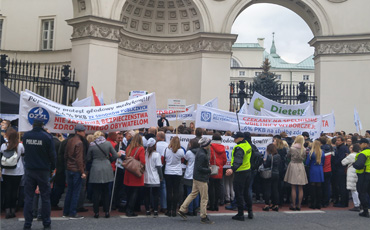 В Варшаве состоялся пикет в поддержку голодающих врачей