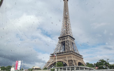 Эйфелева башня закрыта из-за масштабных протестов