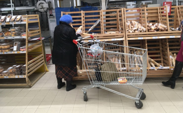 Треть доходов россияне тратят на еду