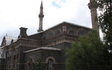 У мечети Александра Невского