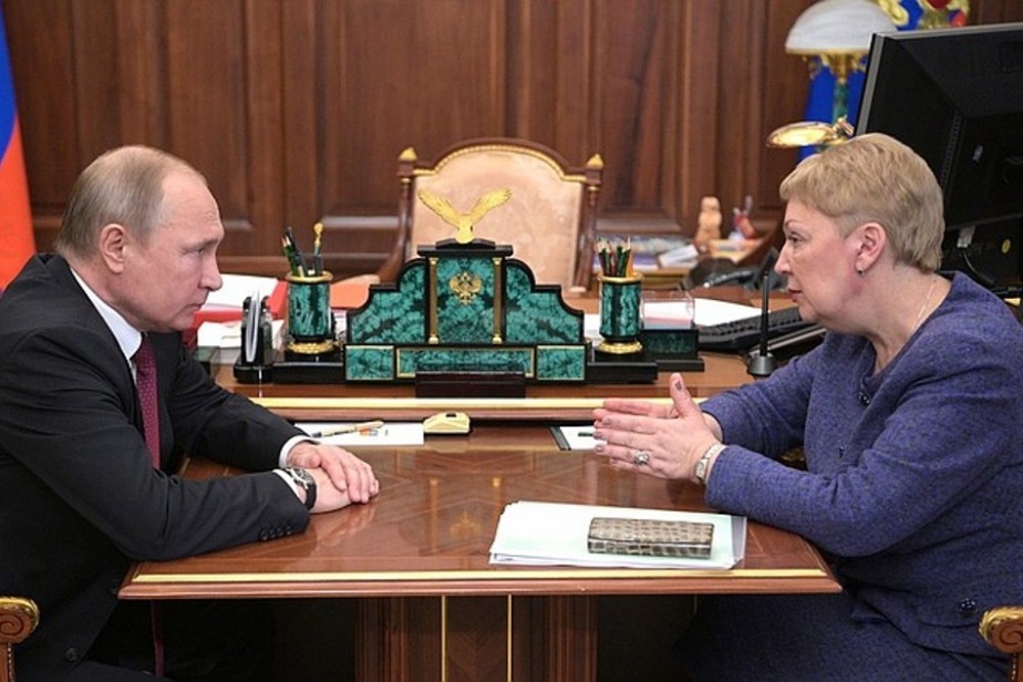 Путин попросил Васильеву следить за уровнем зарплат учителей