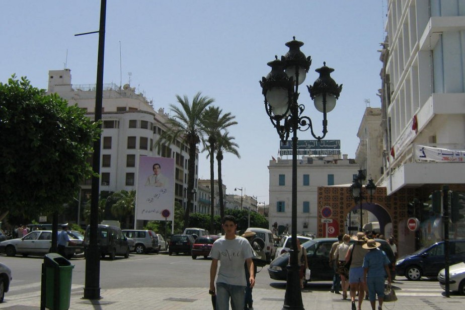 Госслужащим Туниса повысят зарплату