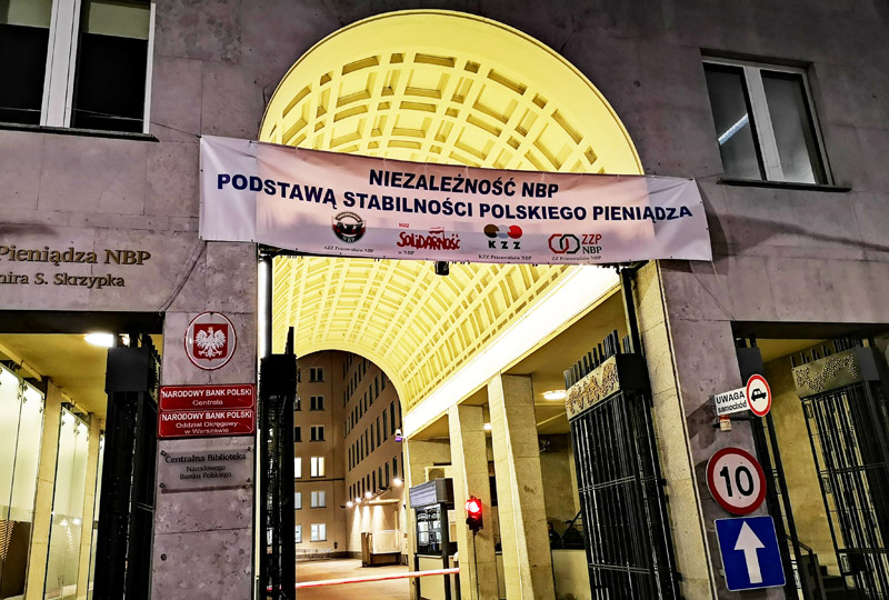 Профсоюзы польского Центробанка протестуют против заморозки зарплат