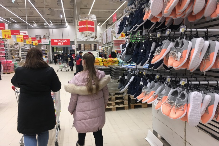 Каждой третьей семье не хватает денег даже на обувь