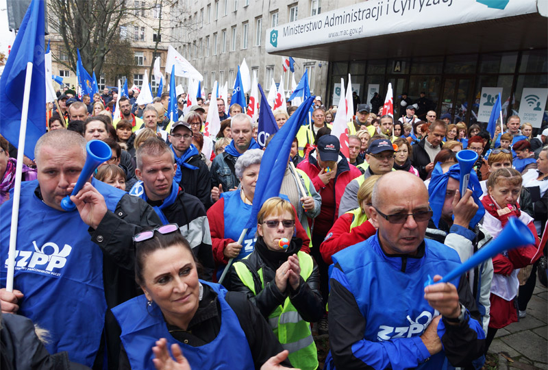 Польские социальные работники и почтовики угрожают забастовкой