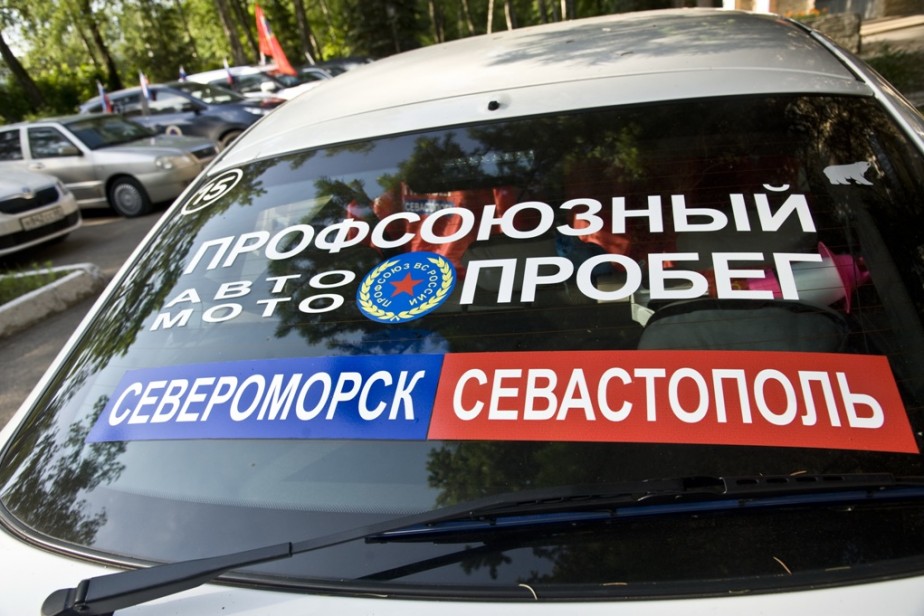 Экипаж профсоюзного автопробега возложил венки к мемориалу в Вологде