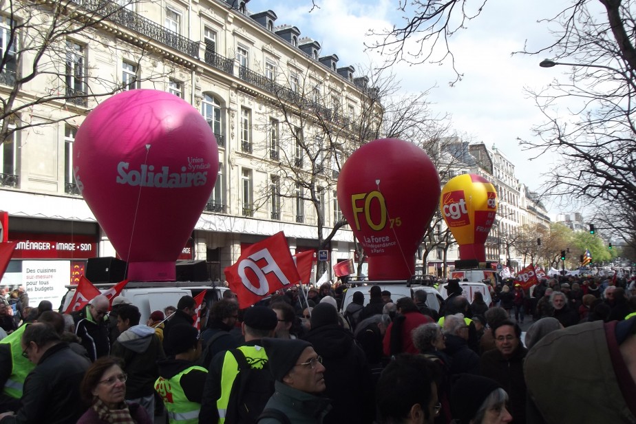 Профсоюзы Франции протестуют против принятия закона о госслужбе