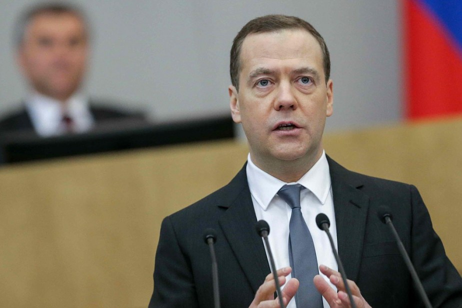 Медведев поручил Минтруду оценить возможность сокращения рабочей недели