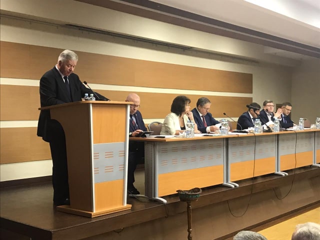 Курс профсоюзов на демократический централизм принят