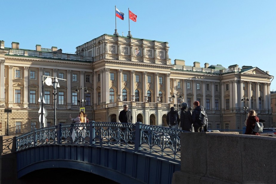 Глупость над вольной Невой