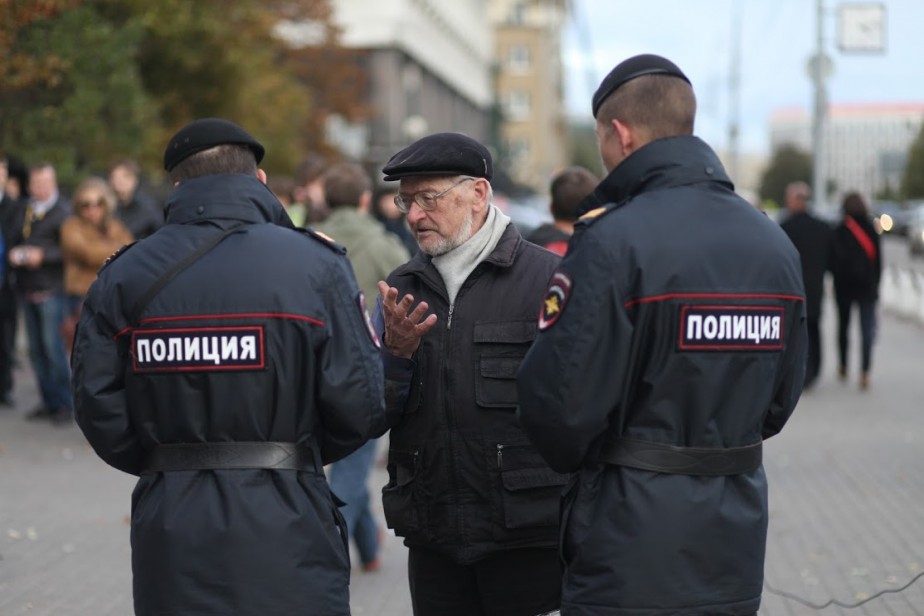 Московским и петербургским полицейским повысят зарплаты Московским и петербургским полицейским повысят зарплаты