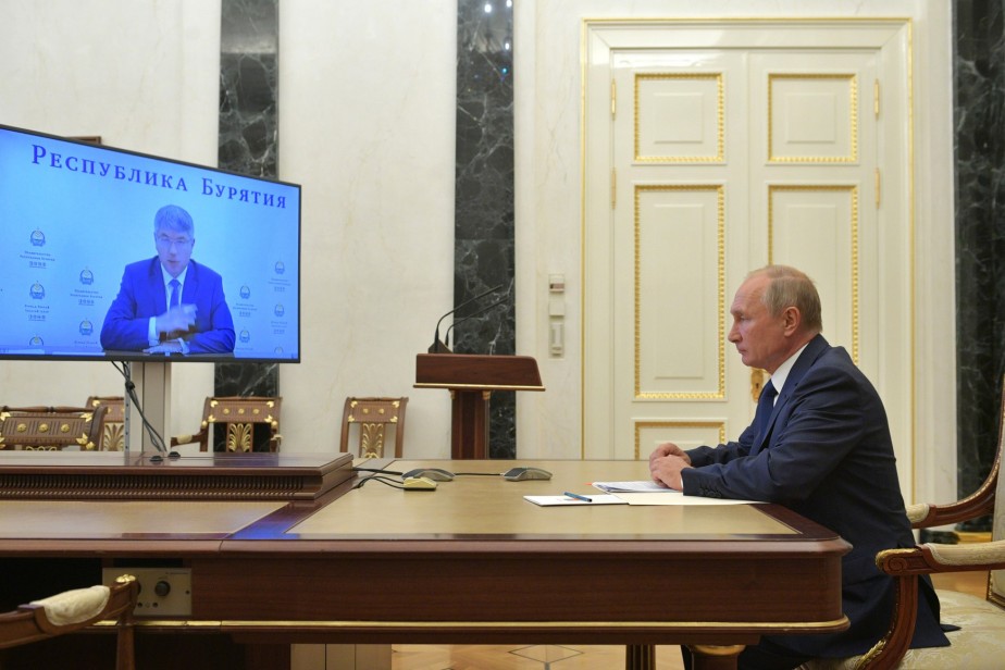 Путин потребовал от чиновников внимания к проблеме доходов населения Путин потребовал от чиновников внимания к проблеме доходов населения
