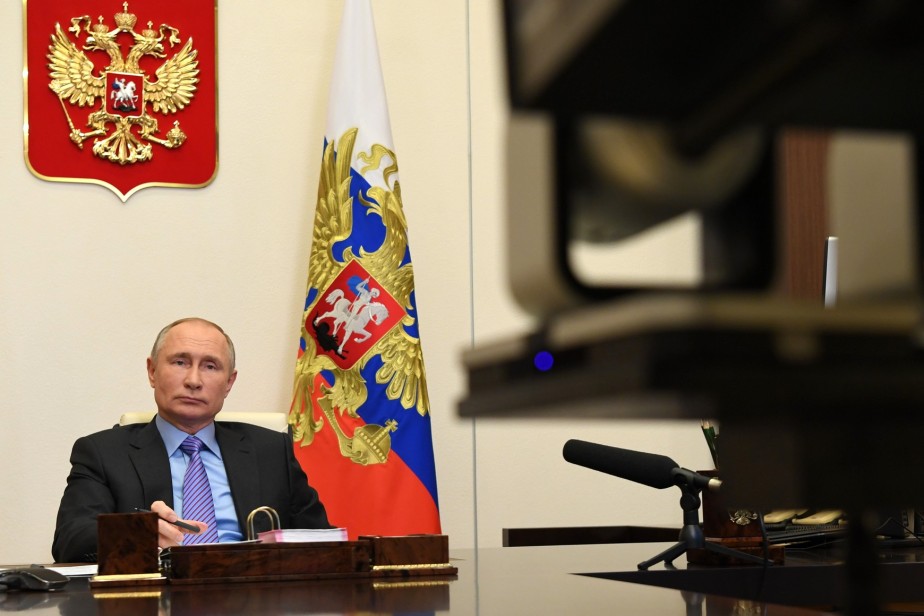 Путин не исключил введения страховки для учителей в условиях пандемии