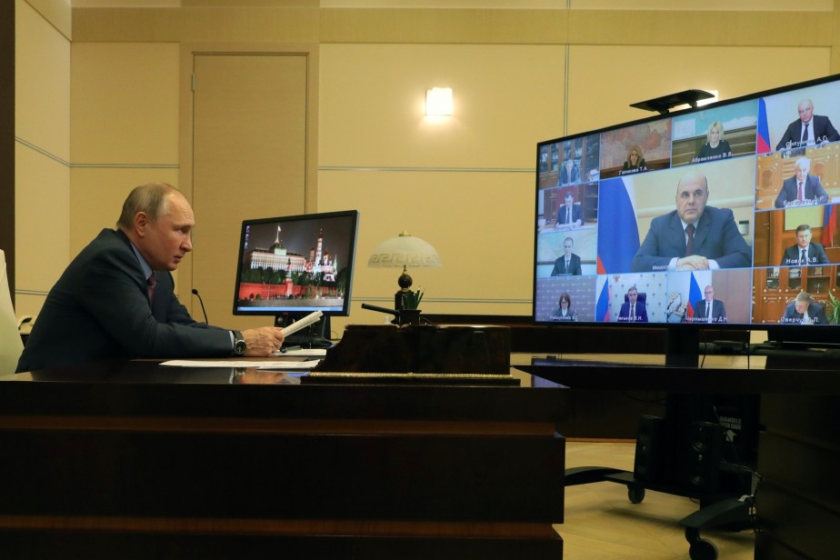 Путин поручил правительству изучить ситуацию с зарплатами бюджетников Путин поручил правительству изучить ситуацию с зарплатами бюджетников