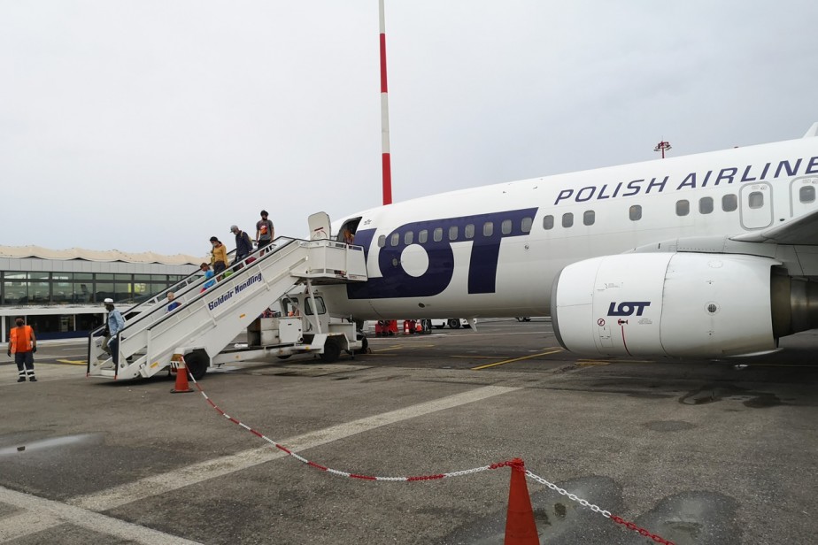 Сотни работников польской авиакомпании уволены в День святого Валентина