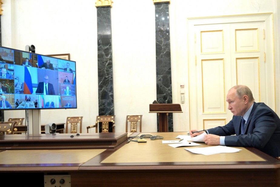 Названы размеры доходов президента Путина, чиновников и депутатов Названы размеры доходов президента Путина, чиновников и депутатов