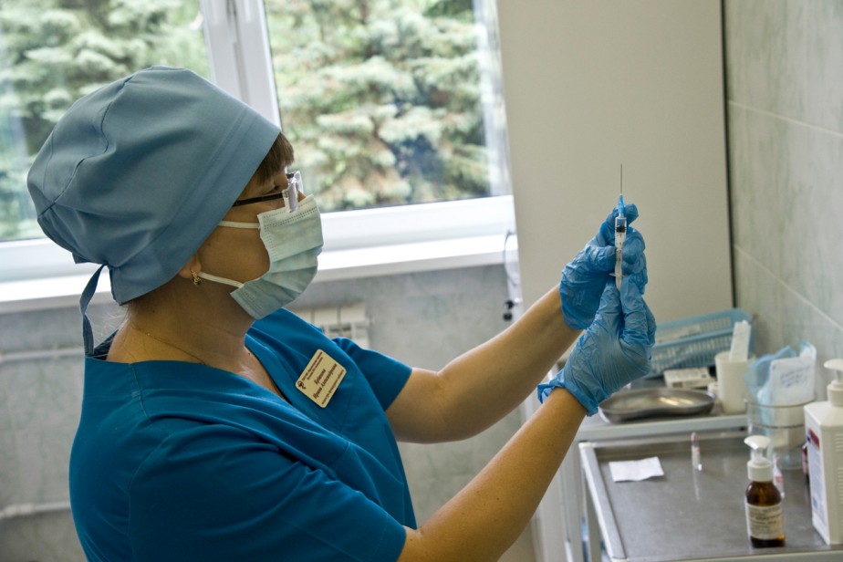 Предложение о премировании обеспечивающих вакцинацию медиков оценили в отраслевом профсоюзе