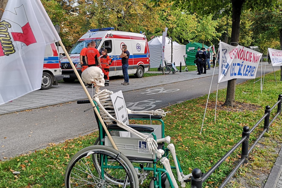 «Нам нужна реанимация!»: польские медики продолжают акцию протеста