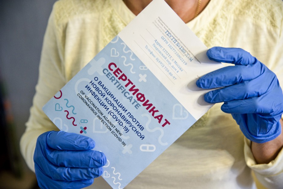 Путин поручил предоставить два выходных для вакцинации от COVID-19