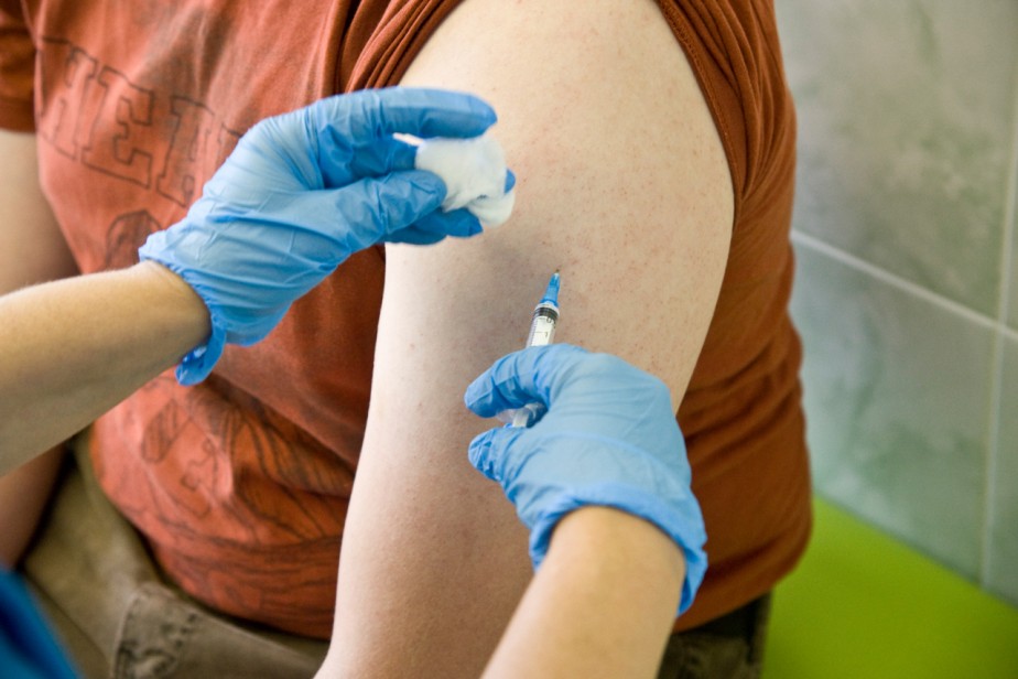 Невакцинированных украинских чиновников и учителей отстранят от работы