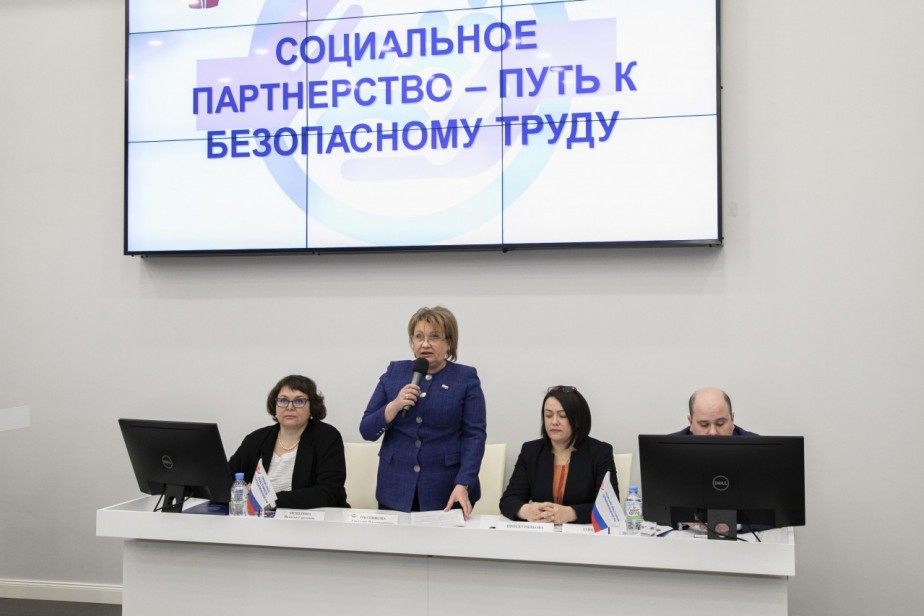 В Курске прошел круглый стол по охране труда