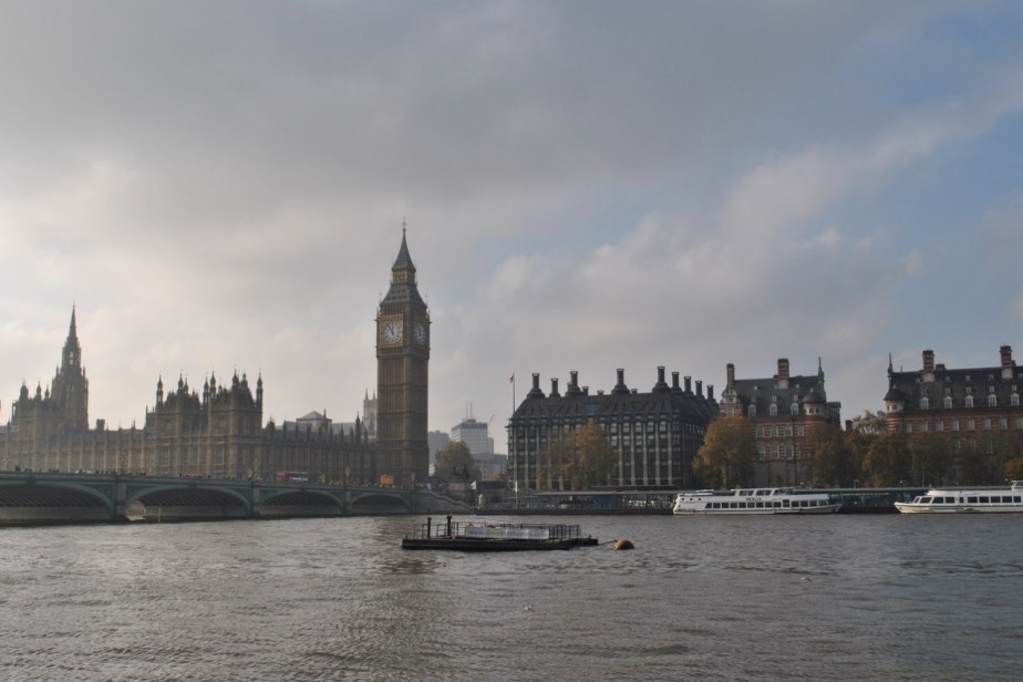 Британский премьер намерен уволить более 90 тыс. госслужащих